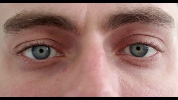 Beautiful Insightful Look Blue Mans Eye Close Shot — Stockvideo