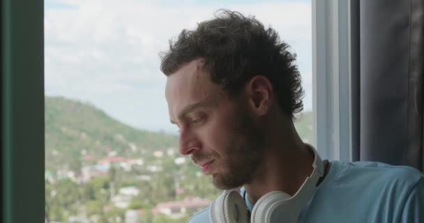 Thoughtful Man Stressed Looking Away — Stock video