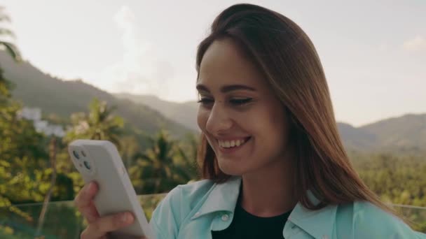 Close Girl Smartphone Texting Outdoors Water Sky Sunset Background — Wideo stockowe