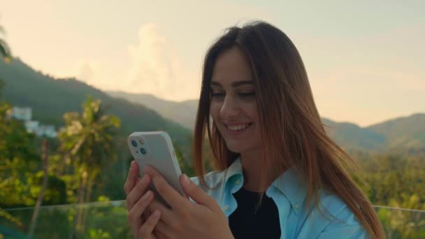 Усміхнена Біла Молода Жінка Надсилає Повідомлення Смартфон Позитивний Модний Блог — стокове відео
