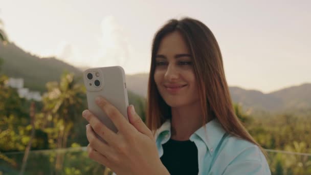 Jongedame Toeristen Chatten Smartphone Video Gesprekken Prachtige Zonsondergang Meer Achtergrond — Stockvideo