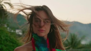 Çekici bir kadının yakın portresi gülümseyen esmer kendine güvenen güzel