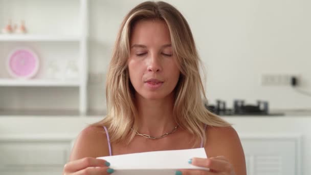 Close Late Woman Reading Letter Smiling — Vídeo de stock