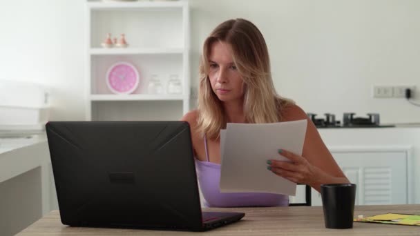 Mädchen Überprüft Dokumente Findet Fehler Wirft Zerknülltes Papier Wütend Laptop — Stockvideo