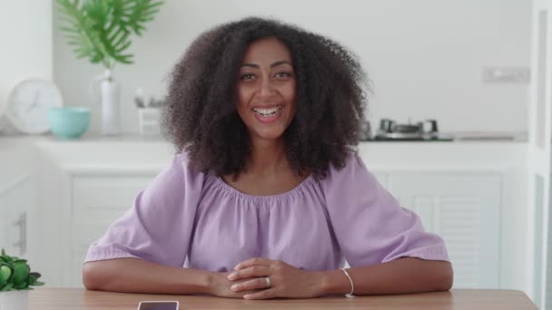 Красива Впевнена Багатоетнічна Жінка Середнього Віку Рівномірно Посміхається Весела Зубна — стокове відео