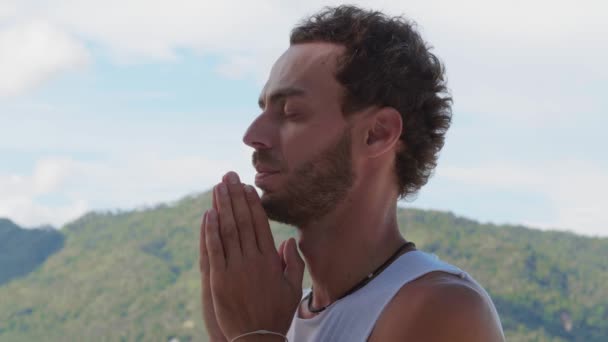 Peaceful Caucasian Man Yogi Meditates Alone Mountains Enjoying Loneliness Tranquility — Vídeo de stock