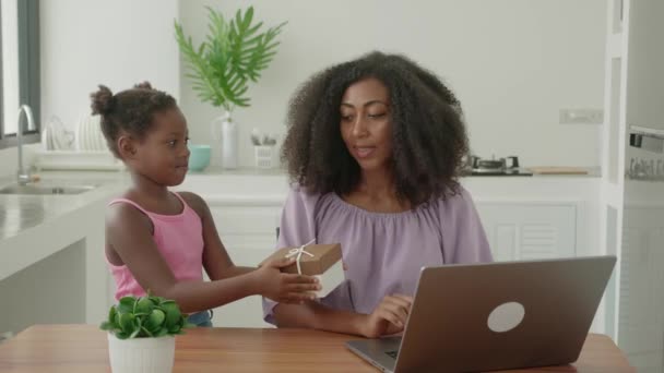 Multitasking Woman Works Remotely Laptop Rejoices While Her Daughter Presenting — Stockvideo