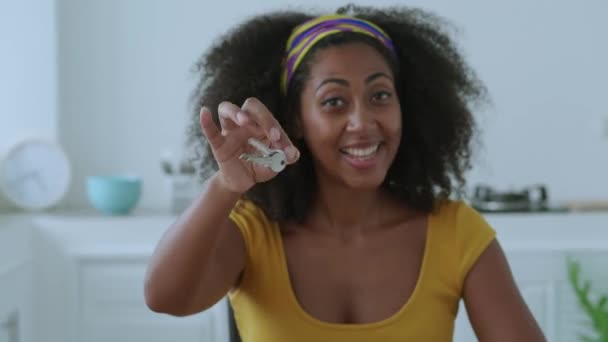 Blurred African Woman Smiles Camera Shows Keychain Apartment Keys New — Vídeo de Stock