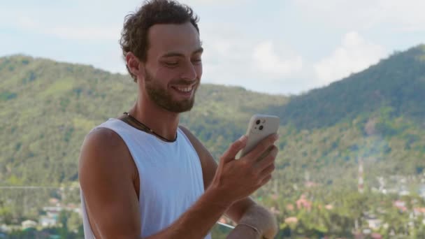 Веселий Хлопець Використовує Свій Мобільний Телефон Спілкується Допомогою Відеозв Язку — стокове відео
