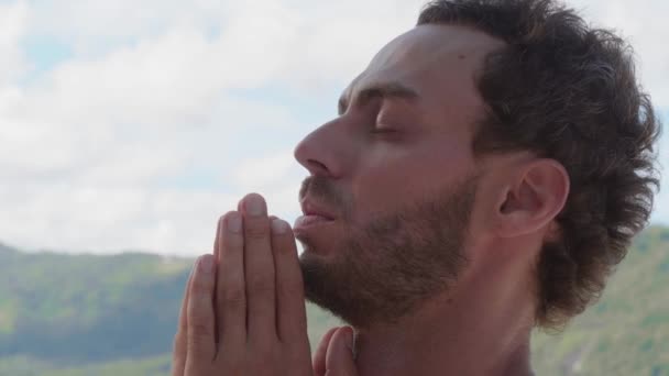 Зблизька Портрет Кавказького Чоловіка Який Молиться Бога Перебуває Душевному Мирі — стокове відео