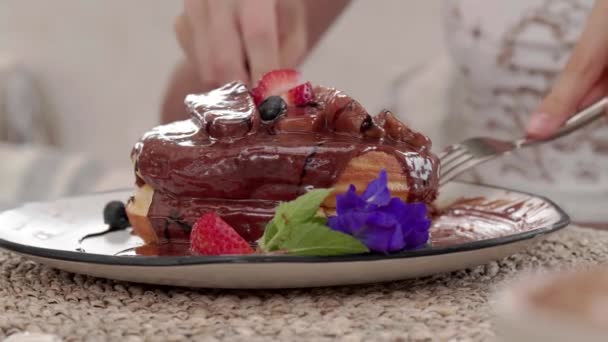 Close Fresh Strawberry Pan Cake Table — Αρχείο Βίντεο