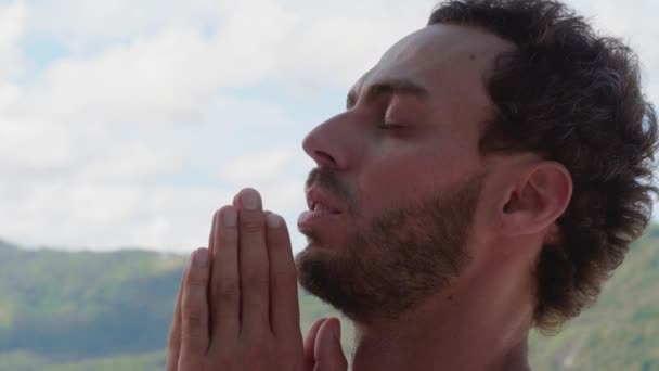Headshot Relaxed Caucasian Guy Praying God Being Peace Mind Feeling — 图库视频影像