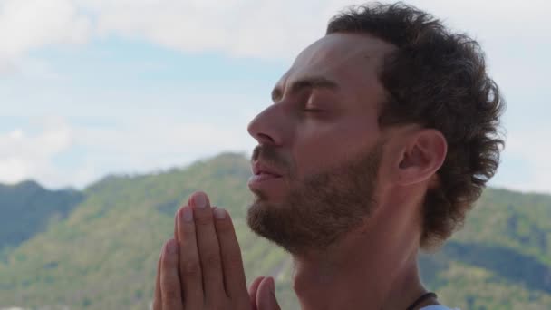 Headshot Caucasian Man Praying God Meditating Mountains Taking Conscious Breaths — Vídeo de stock