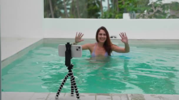 Videochat Vanuit Het Zwembad Focus Telefoon Wazig Meisje Silhouet — Stockvideo