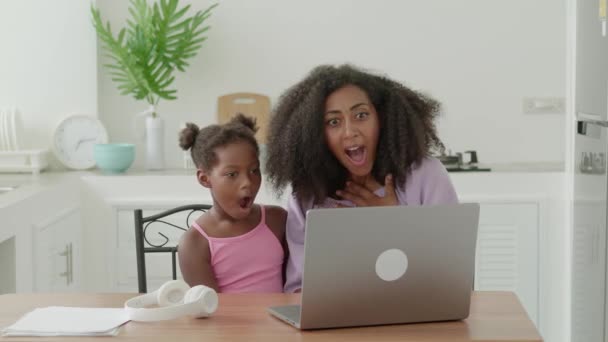 Astonished Mom Daughter Watching Movie Laptop Expressing Surprise Smiling Together — Vídeo de stock