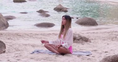 Genç Asyalı kadın yogası iç huzuru keşfetmek için yoga yaparken sakin ve meditasyon yapıyor.