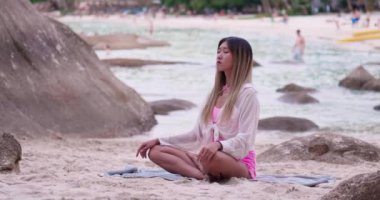 Sarışın kadın altın gün batımının önünde yoga yapıyor. Rahatlama, meditasyon, sağlık hayatı, özgürlük kavramı