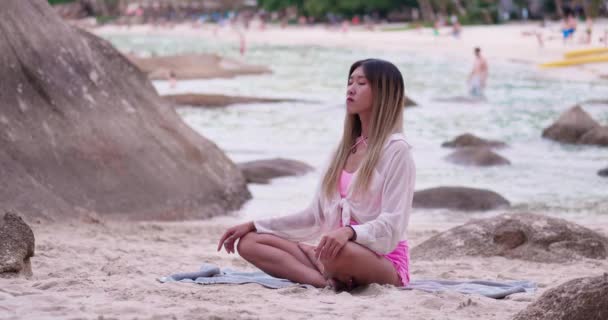 Femme Blonde Faisant Yoga Devant Coucher Soleil Doré Concept Relaxation — Video