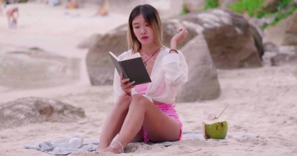 Asian Woman Relaxing Sunbathing Reading Drinking Coconut Water Beach Vacation — Stock video