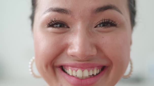 Κοντινό Πορτραίτο Μιας Ασιάτισσας Χαρούμενα Μάτια Κοιτούν Στην Κάμερα Κοντά — Αρχείο Βίντεο