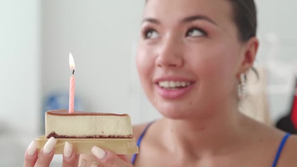 Mooie Aziatische Vrouw Blaast Kaars Feestelijke Taart Gelukkig Verbergt Witte — Stockvideo