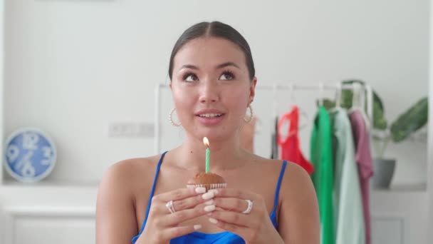 Elegante Asiático Mujer Hace Deseo Soplando Fuera Vela Pastel — Vídeos de Stock