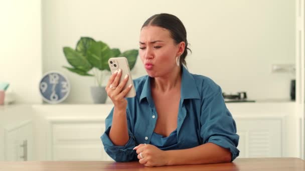 信号や詐欺のメッセージなしでフラストレーションスマートフォンを見て失望した女性 電話で悪いニュースを読むことによって失望狂っ女性 — ストック動画