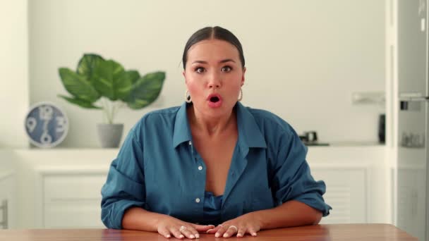 Seorang Wanita Terkejut Dalam Kemeja Biru Mengatakan Wow Dan Menutupi — Stok Video