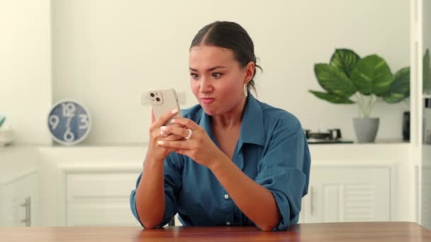 Aufgebrachte Mädchen Bekommen Negative Oder Ablehnende Reaktionen Auf Handy — Stockvideo