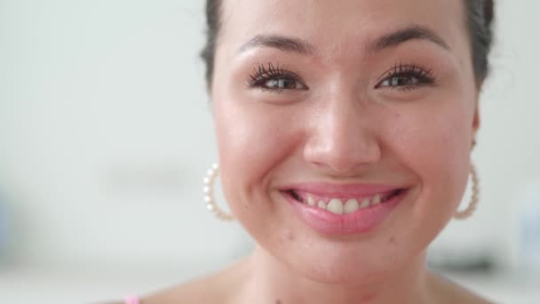 Frente Cerca Mujer Asiática Hermosa Cara Humana Joven Mira Cámara — Vídeo de stock