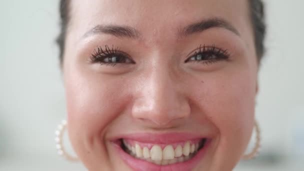 Retrato Niña Alegre Ojos Abiertos Belleza Naturaleza Femenina — Vídeos de Stock