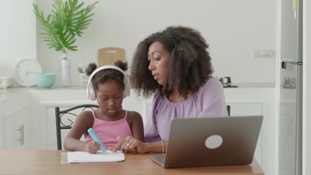 Hermosa Mujer Africana Mamá Cariñosa Ayuda Linda Hija Con Estudio — Vídeos de Stock