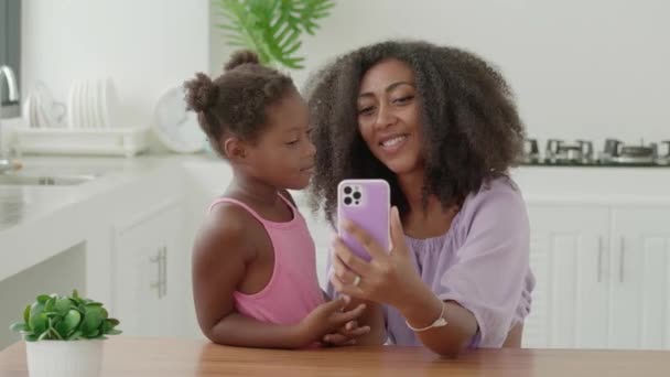 Carino Bambina Suo Affascinante Giovane Mamma Utilizzando Telefono Intelligente Parlando — Video Stock