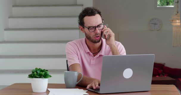 Multitasking Podnikatel Mluví Zákazníkem Novém Plánovacím Projektu Pracuje Notebooku Vzdáleně — Stock video