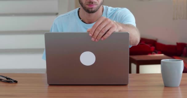 Multitasking Pemuda Pengusaha Copywriter Membuka Tutup Laptop Mulai Bekerja Rumah — Stok Video