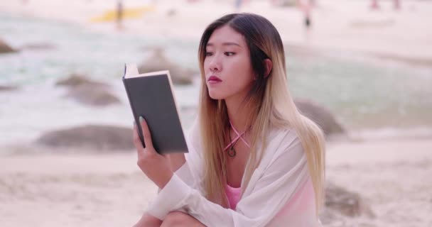 Asian Woman Sitting Sandy Beach Blue Sea Taking Rest Looking — Stock Video