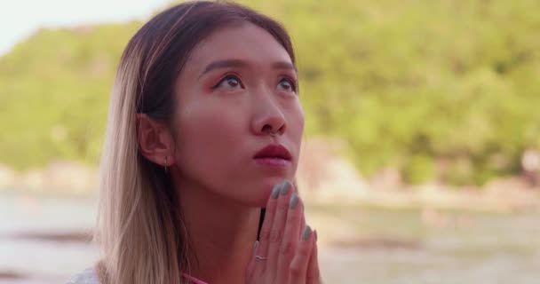 Duchowa Młoda Azjatka Patrzy Niebo Nadzieją Wiarą — Wideo stockowe
