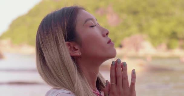 Dziewczyna Się Modli Dziewczyna Złożyła Ręce Filmiku Zwolnionym Tempie Modlitwy — Wideo stockowe