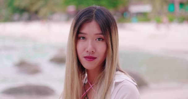 Joven Japonesa Mujer Buscando Confidente — Vídeos de Stock