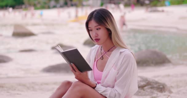 Азійка Читає Пляжі Відпустці Поняття Свободи Подорожей Пригод — стокове відео