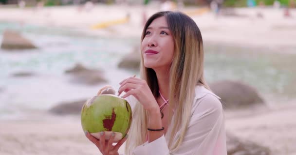 Ευτυχισμένη Γυναίκα Απολαμβάνει Ποτό Καρύδας Στην Παραλία — Αρχείο Βίντεο