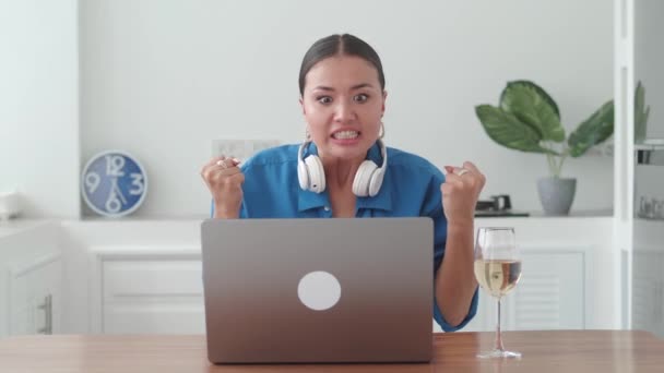 Szczęśliwa Bizneswoman Dostająca Dobre Wieści Laptopie Wesoła Dziewczyna Wygrywa Projekt — Wideo stockowe