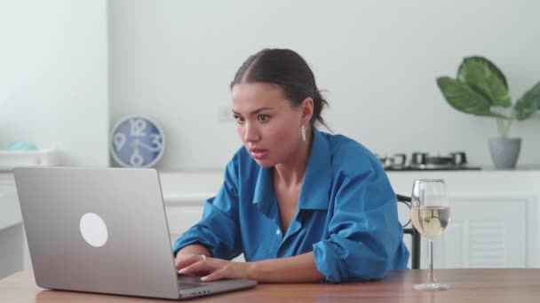 Overstuur Meisje Krijgen Negatieve Afwijzing Reactie Laptop — Stockvideo