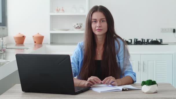 Joven Hermosa Morena Trabaja Ordenador Portátil Agencia Creativa Fresco Loft — Vídeo de stock