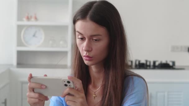 Retrato Mulheres Felizes Millennial Com Telefone Celular Casa Closeup Menina — Vídeo de Stock