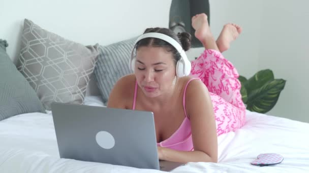 Blanke Volwassen Vrouw Een Prachtig Interieur Meisje Typen Een Laptop — Stockvideo