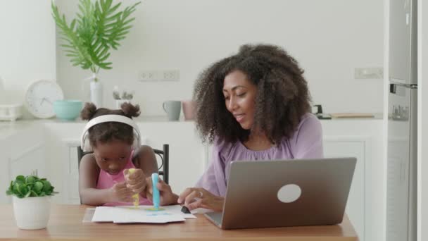 Vrolijke Afrikaanse Vrouw Zit Aan Houten Bureau Met Laptop Tekent — Stockvideo