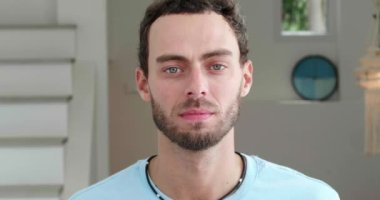 Yakın plan beyaz adam, kameraya bakıyor, gülümsüyor, şaşkın ve samimi duygularını ifade ediyor, şaşırıyor.