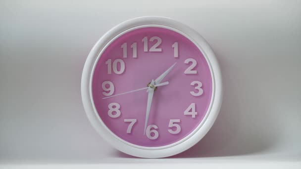 ウォールクロックは実行時間を表示します 現代の壁時計にタイムラプス タイムポインタで壁の時計の近くに — ストック動画