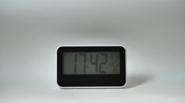 Çalar saat sabah 18: 00 'de arka planda çalıyor.